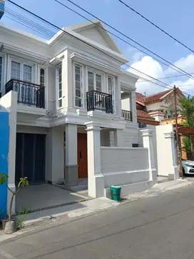 Rumah bagus 2 lantai di nitikan kota Yogyakarta