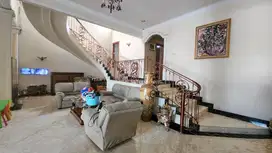 Dijual Rumah Mewah ada Pool Lokasi Strategis di Cipete Jakarta Selatan