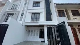 Rumah Baru 3 Lantai Mewah Lokasi Strategis di Tebet Barat