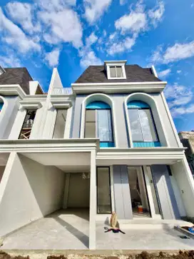 Hunian Premium Modern Eropa, Rooftop & Aula, Ready 1 Unit di Cipayung!