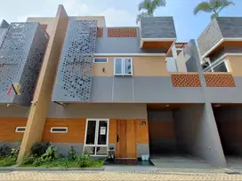 Dijual Rumah Jagakarsa 3 Lantai Full Furniture Rooftop + Jacuzzi