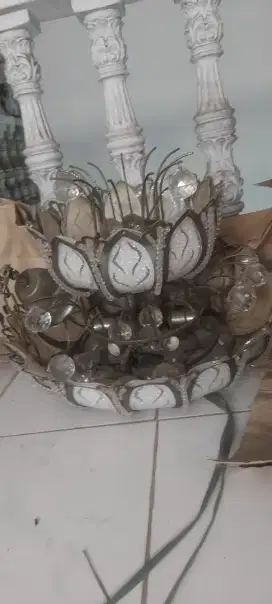 Lampu kristal ( masih bisa nyala, hanya berdebu)
