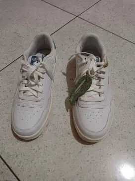 Sepatu  merk reebok