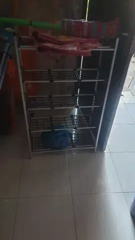 Rak sepatu minimalis