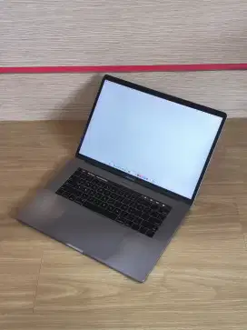 MacBook Pro 2018 15 inch , Core i7 Ram 16/256 GB Pink Spot Second