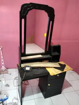 Meja rias kecil bekas