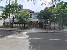 RUMAH 2 LANTAI DI GAYUNGSARI BARAT, NOL JALAN UTAMA
