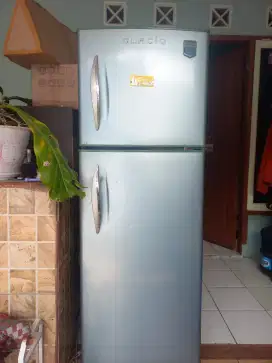 Kulkas 2 pintu toshiba Glacio