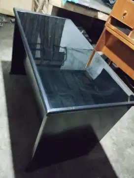 Meja kantor hitam