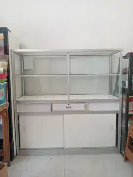 Etalase display makanan