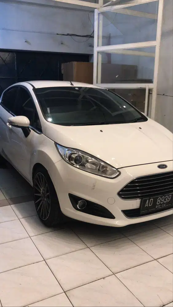 JUAL CEPAT FORD FIESTA PUTIH 2014
