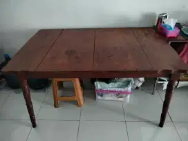 Meja makan dari kayu jati