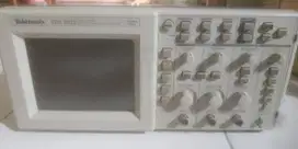 Tektronix TDS 1012 – Osiloskop Digital 2 Kanal, 100MHz, 1GS/s Presisi
