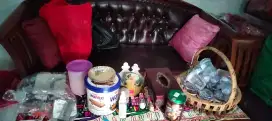 Meja kursi dan lemari hias
