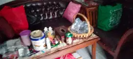 Meja kursi dan lemari hias