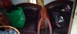 Meja kursi dan lemari hias