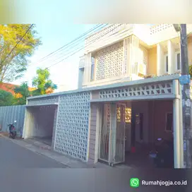 rumah kost lingkungan padat kampus dan area mahasiswa seturan