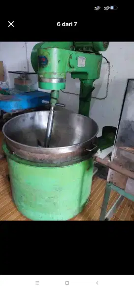 Mesin aduk isian roti