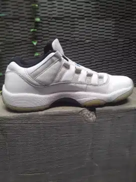 Sepatu import bekas