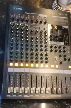 Mixer YAMAHA MGP 12