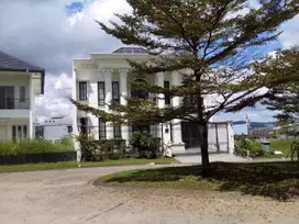 Rumah mewah hadap taman dan view gunung