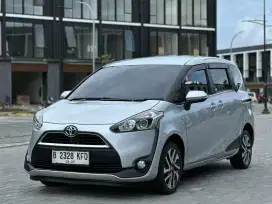 Toyota Sienta 1.5 V matic AT 2017 silver metalik