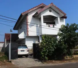 Dijual Cepat! Rumah Luas 200m² SHM, 4+1 KT, 4 KM – Siap Huni!