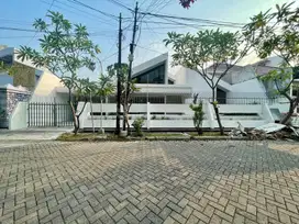 Manyar KERTOARJO jual rumah 2 lantai terawat murah hitung tanah