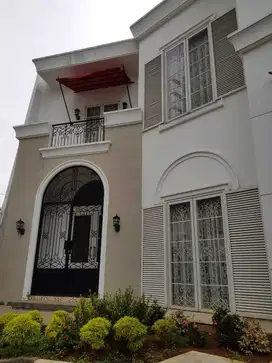 FOR RENT RUMAH 2 LT CANTIK MODERN CLASSIC BAGUS RAPI SIAP HUNI CIKINI