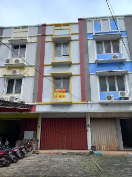 Di sewakan ruko 3 1/2 lantai, ruko rapi abis perbaikan