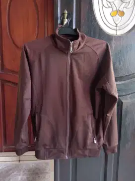 Jaket tracktop kondisi baru dijual krn kekecilan