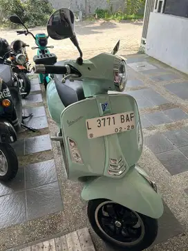 Vespa GTS 2023 warna biru muda