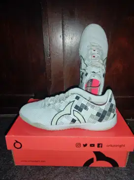 Sepatu futsal ortusigh