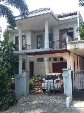 RUMAH MEWAH 3 LANTAI LT 250M² - TAMAN BOUGENVIL, JATI BENING, CAMAN