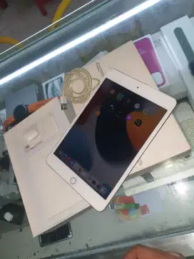 Ipad mini 4 wifi ibox 128gb lengkap kondisi body sudut ada kepentok