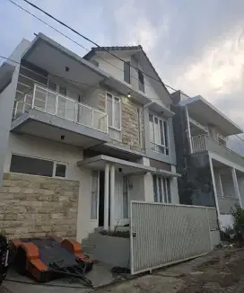 Dijual Rumah / Villa di batu