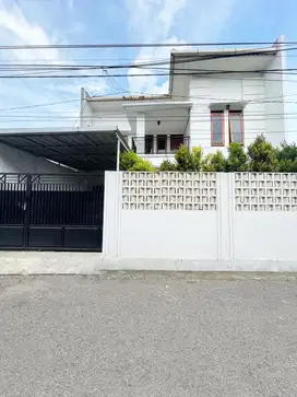 DISEWAKAN RUMAH LOKASI STRATEGIS DEKAT PUSAT KOTA