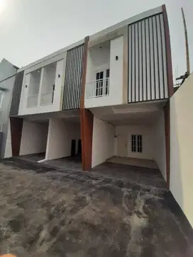 Rumah Baru Mewah Cantik  2Lantai 50m dari  stasiun jatinegara