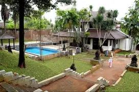 Dijual/Disewakan Rumah dengan halaman luas,bisa untuk kantor ato rumah