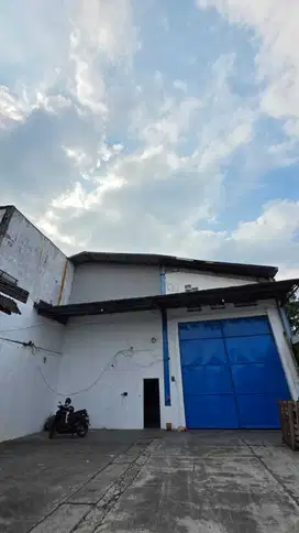 Gudang di Karangpilang, Surabaya  ada Lahan Parkir, Akses Lebar