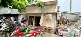Toko lebar 7 ramai dan siap pakai di seberang stasiun KA Jatinegara