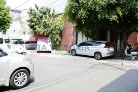 Ruko 3.5lantai siap pakai di daerah Tebet dengan parkiran luas