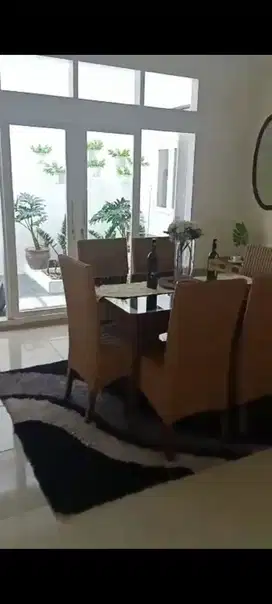Dijual / Disewakan Rumah Cantik Furnished di Pusat Kota sayap Burangra
