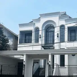 Rumah Brand New Model American Classic Dilengkapi Dengan Swimming
