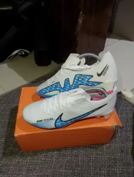 Sepatu bola Nike size 43 (27,5 cm)