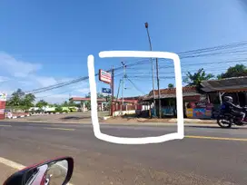 Tanah Tepi Jalan Raya. Ramai.