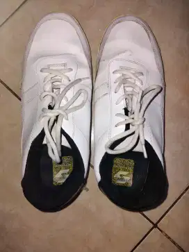 Sepatu bekas warna putih