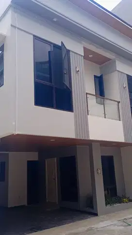 Rumah mewah 2 lantai di dwiwarna pasar baru dekat rs.husada jakarta pu