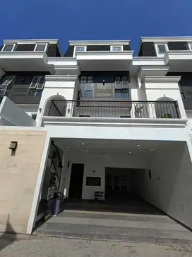 Rumah american classic ada kolam renang dalam townhouse pejaten barat