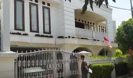 DILELANG MURAH Rumah bagus 2 lantai siap huni di  Komp. Guruminda